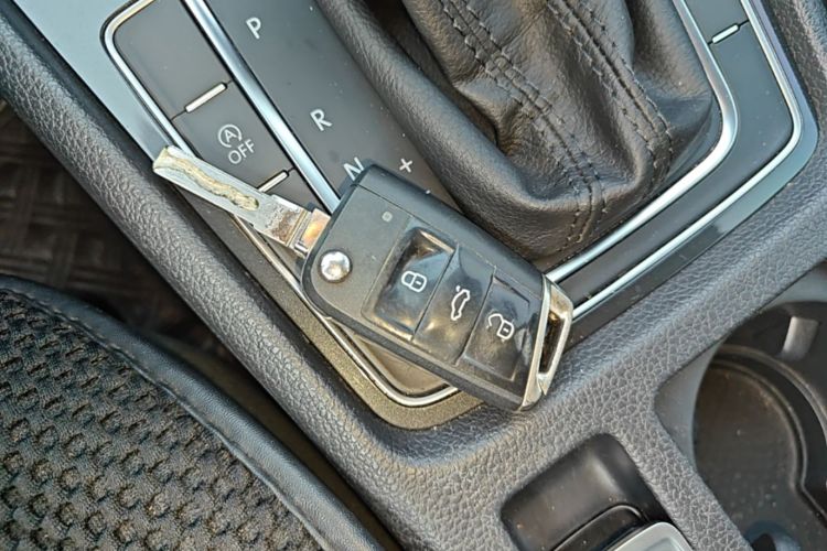 Volkswagen Golf 2020 car image #9