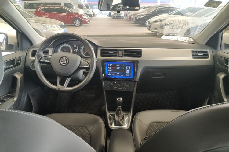Skoda Rapid 2018 car image #11