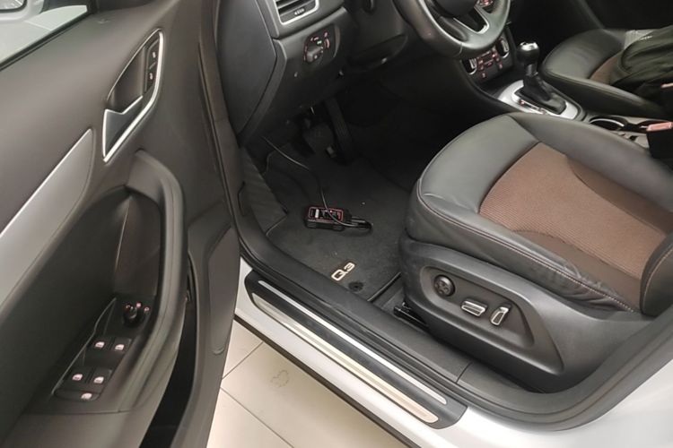 Audi Q3 2017 car image #16