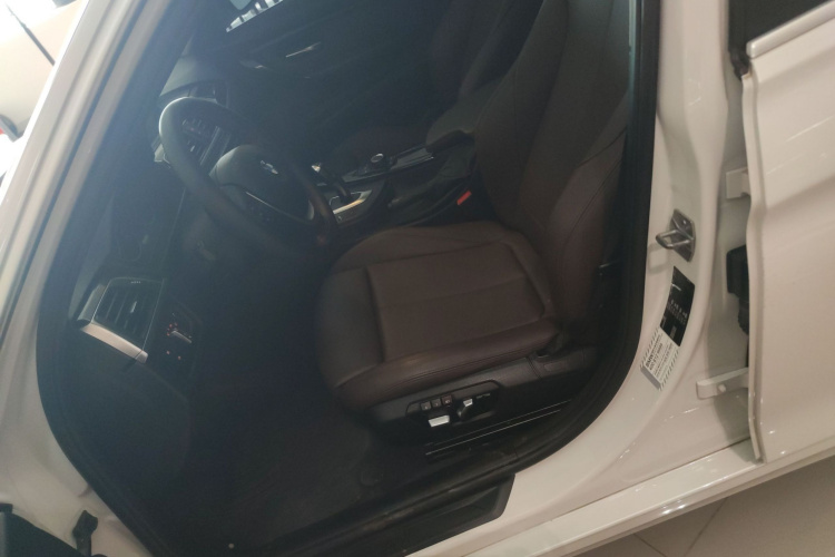 BMW 3 Series 2018 صورة سيارة #19