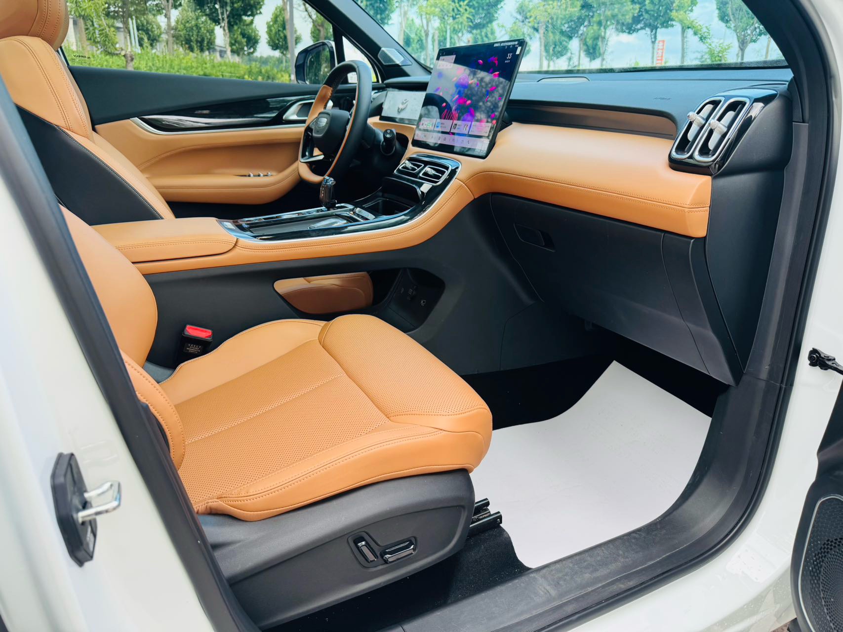 GEELY Boyue L 2025 car image #12