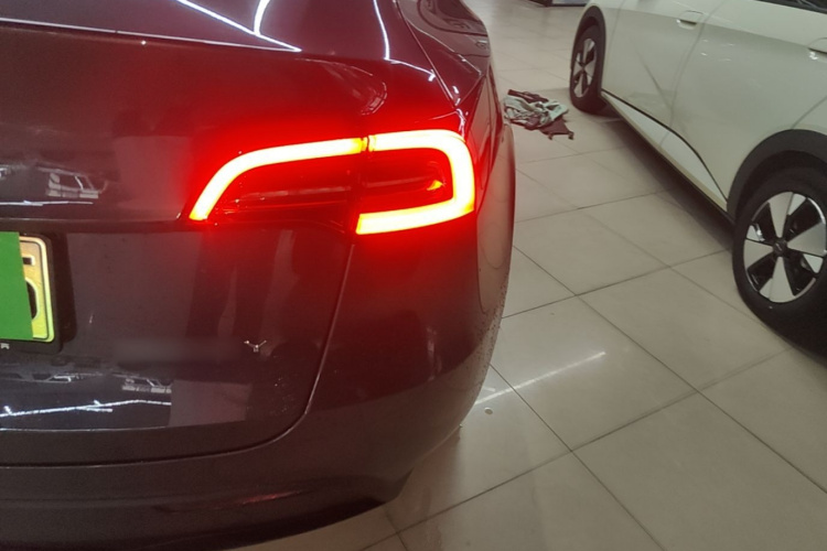 Tesla Model Y 2024 #8 Tesla Model Y 2024 car image #8