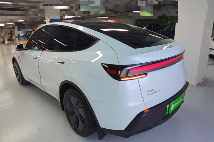 Tesla Model Y 2026 #5 Tesla Model Y 2026 car image #5