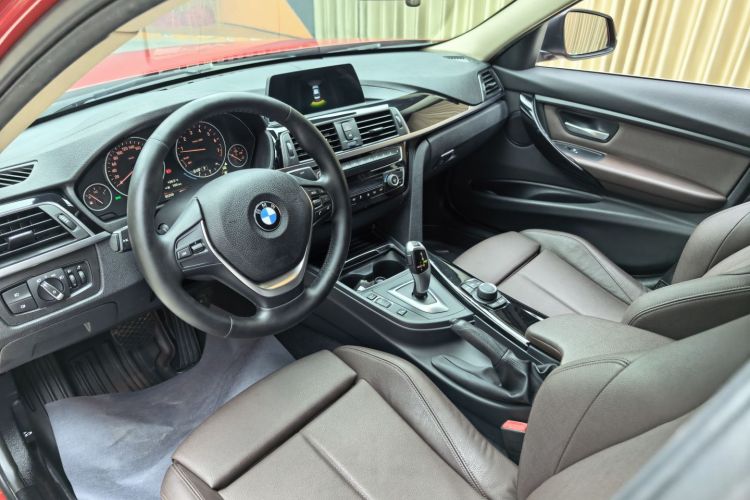 BMW 3 Series 2018 car image #9