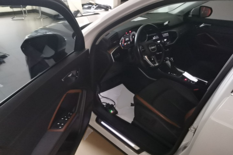Audi Q3 2022 car image #16