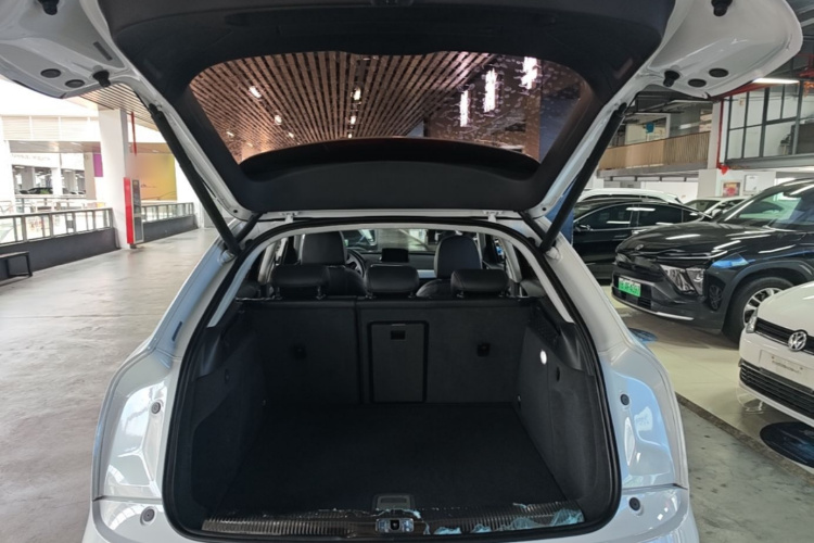 Audi Q3 2017 car image #19