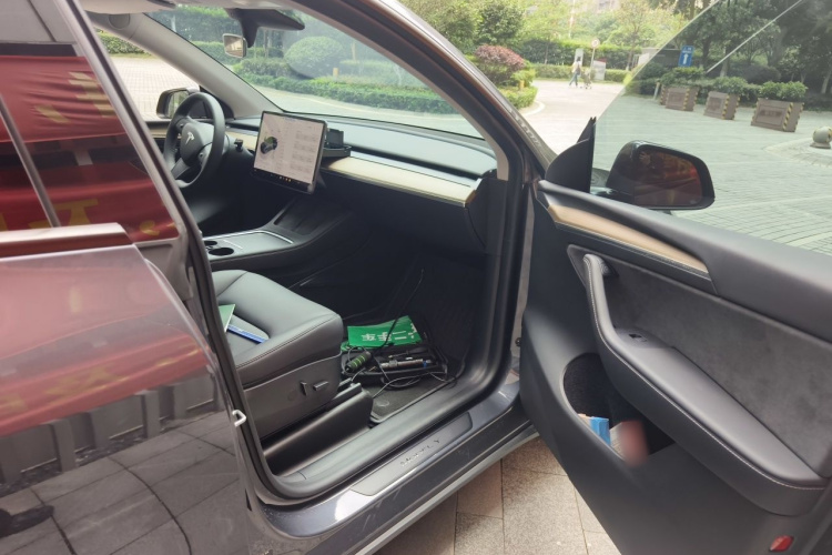 Tesla Model Y 2023 #25 Tesla Model Y 2023 car image #25
