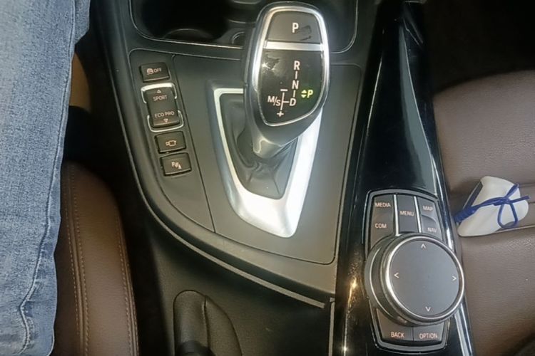 BMW 3 Series 2018 car image #14