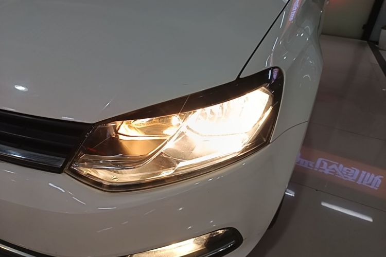 Volkswagen Polo 2016 car image #23