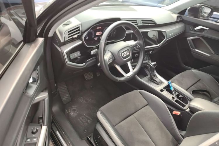 Audi Q3 2020 car image #12