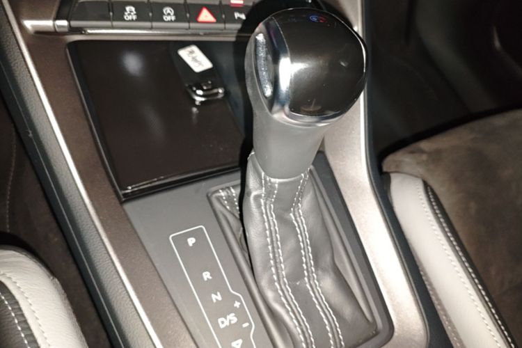Audi Q3 2020 car image #14