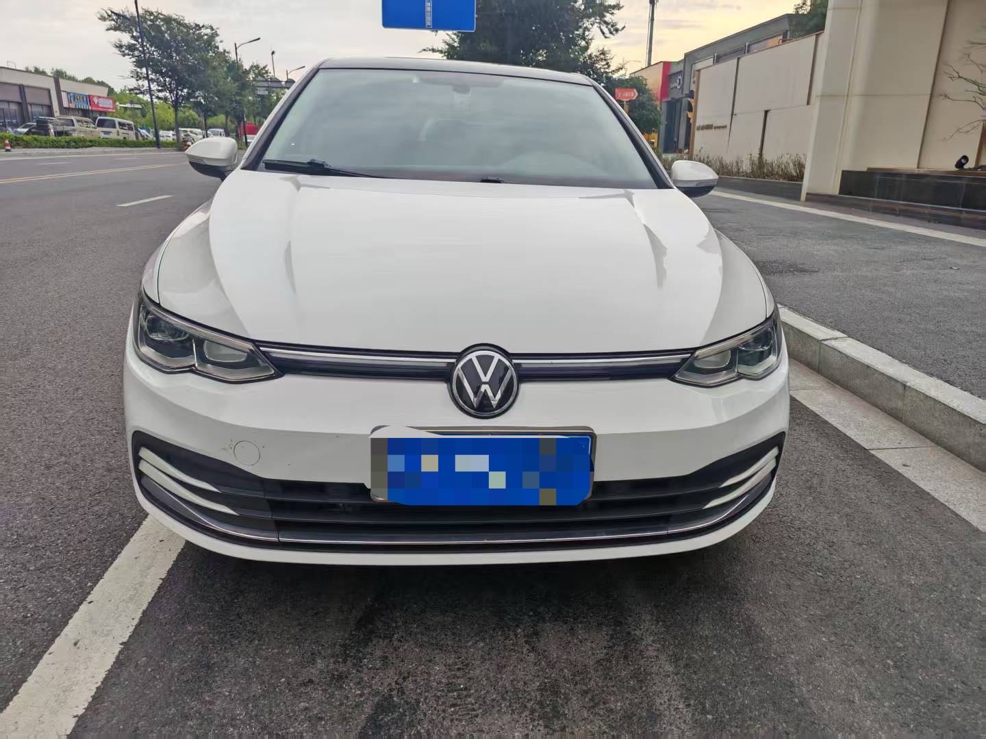 Volkswagen Golf 2022 car image #2