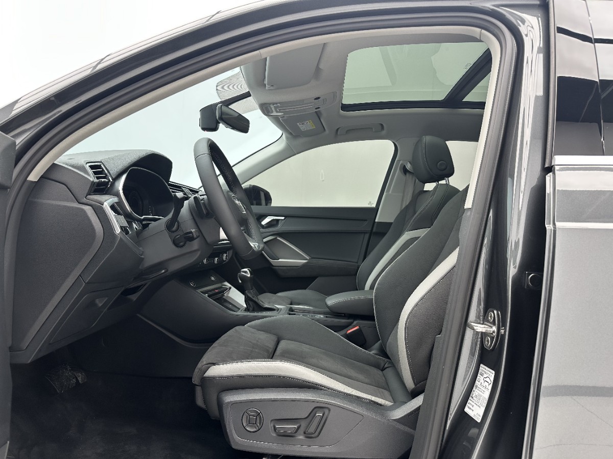 Audi Q3 2022 car image #5