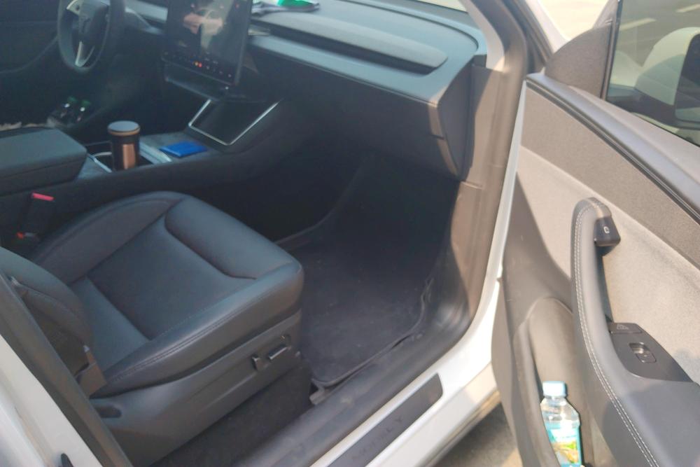 Tesla Model Y 2025 car image #8