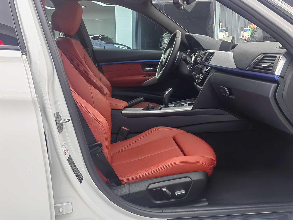 BMW 3 Series 2019 car image #9