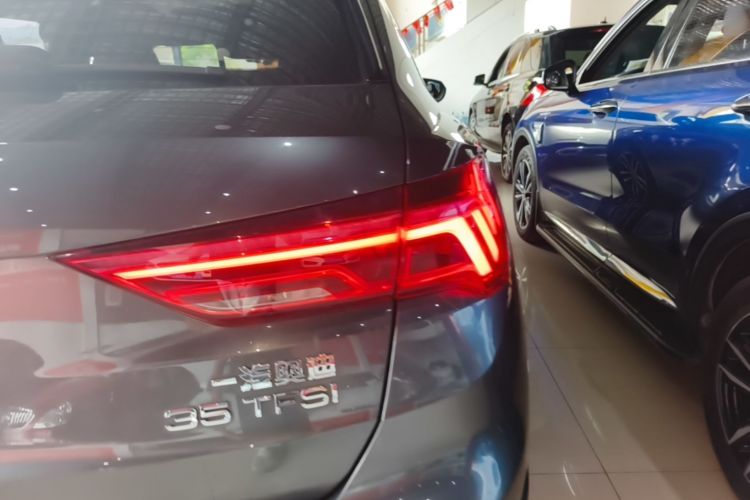 Audi Q3 2020 car image #8