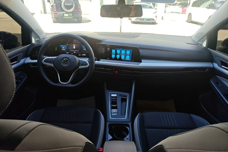 Volkswagen Golf 2023 imagem de carro #10