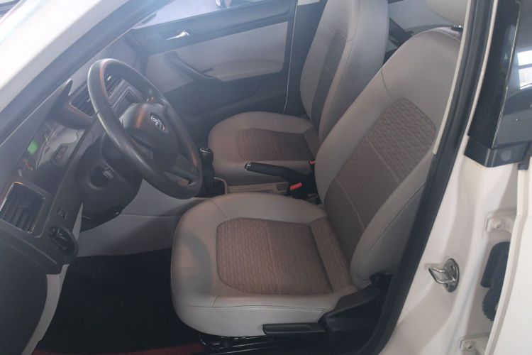Skoda Rapid 2017 image de voiture #15
