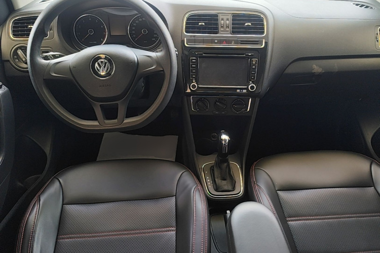 Volkswagen Polo 2015 car image #10