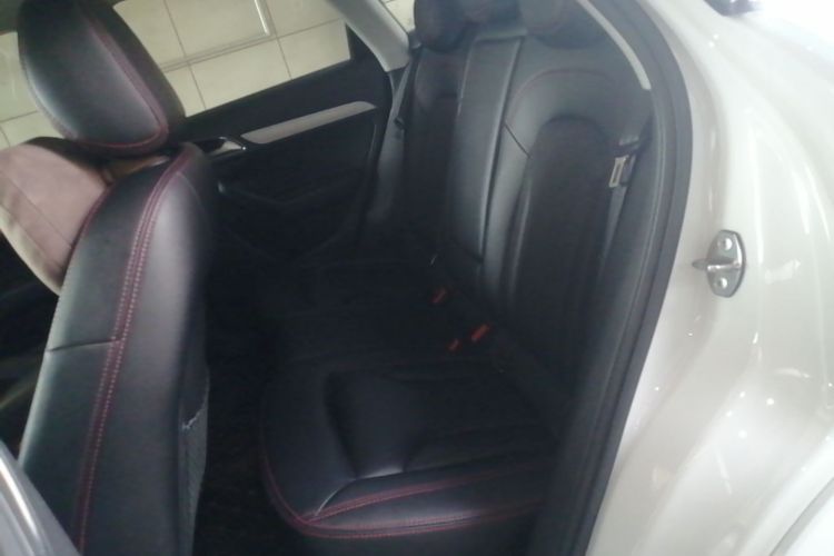 Audi Q3 2017 car image #17