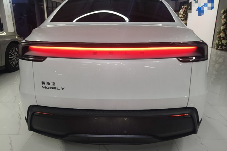 Tesla Model Y 2026 #6 Tesla Model Y 2026 car image #6