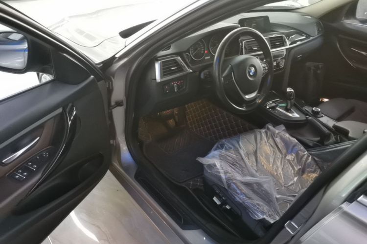 BMW 3 Series 2018 car image #12