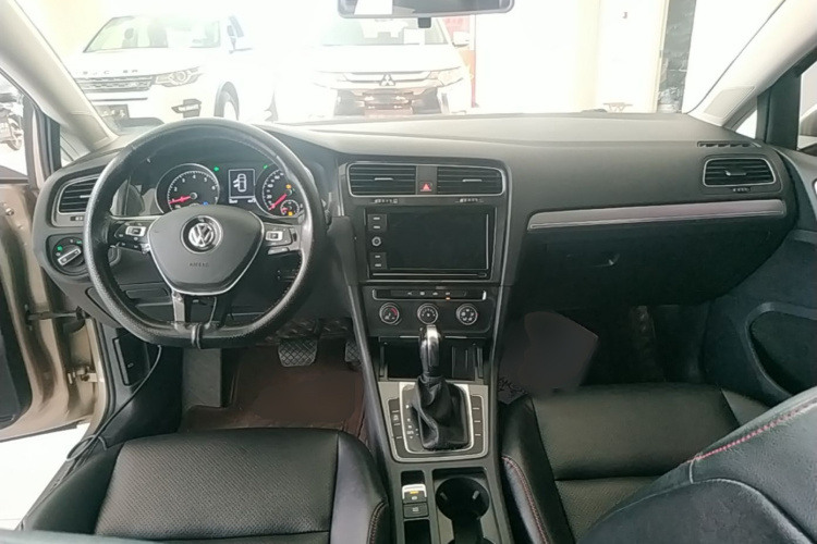 Volkswagen Golf 2019 car image #10