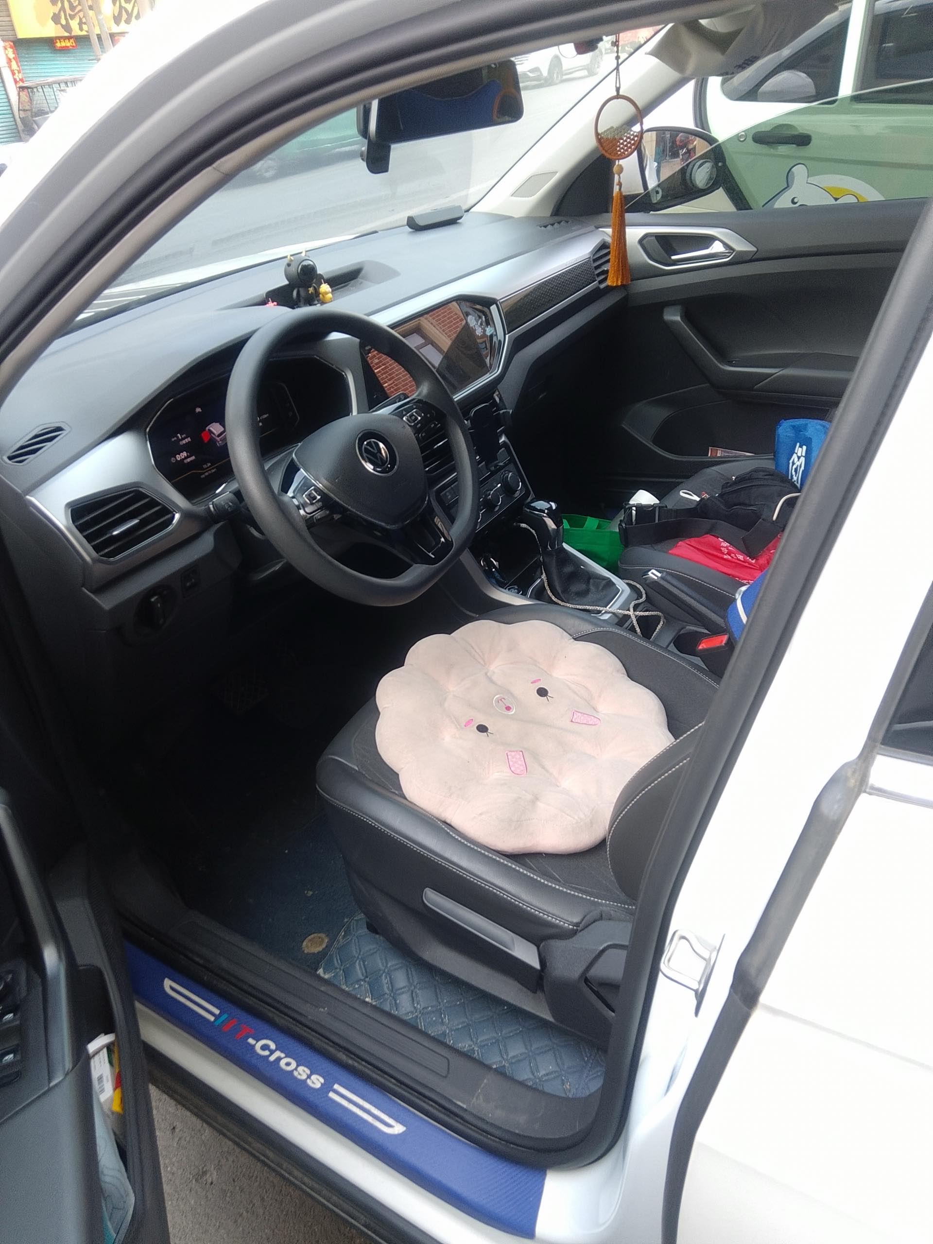 Volkswagen T-Cross 2022 car image #2