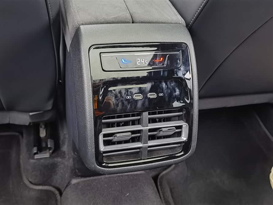 Volkswagen Tiguan L 2024 car image #36
