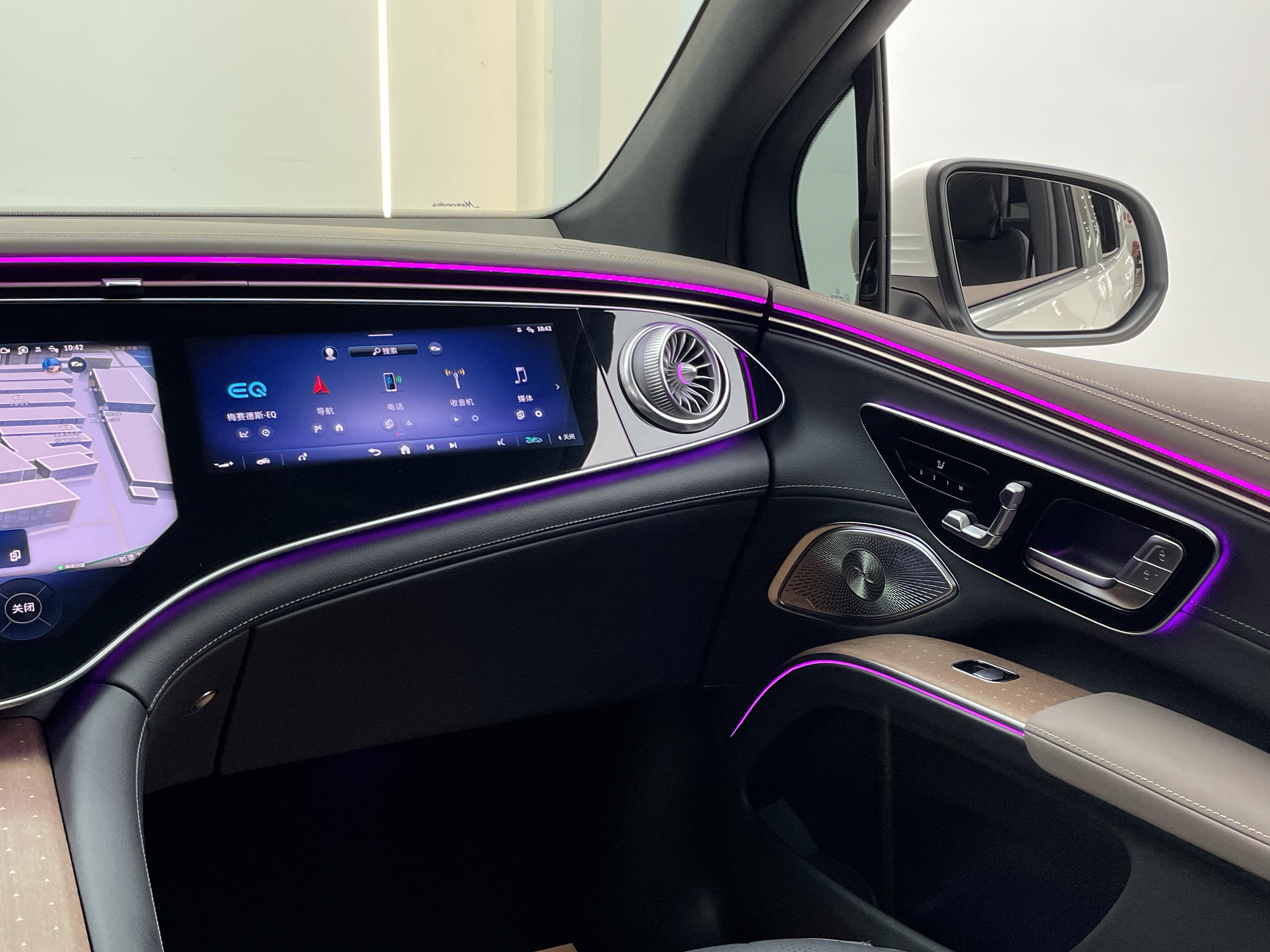 Mercedes-Benz EQS SUV 2025 car image #36