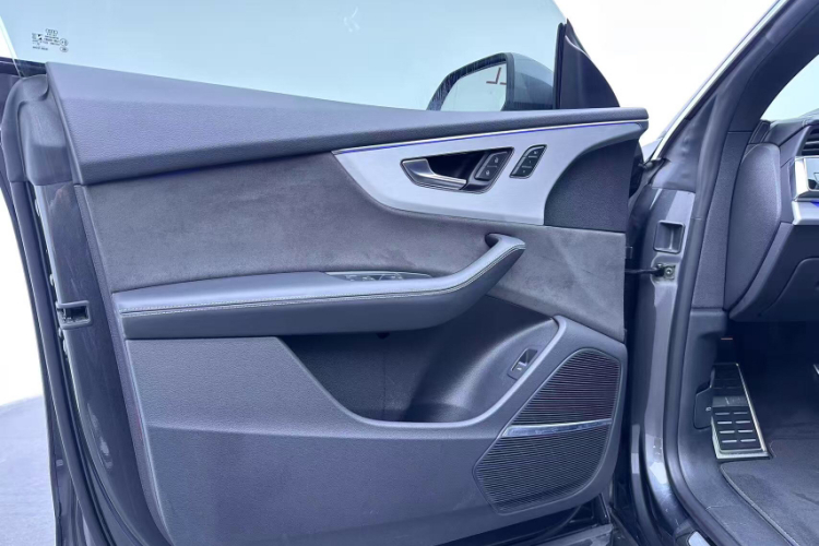 Audi Q8 2019 car image #36