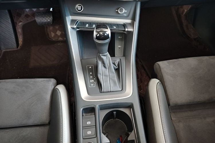 Audi Q3 2022 car image #14