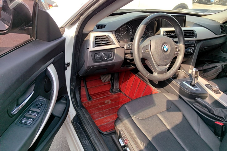 BMW 3 Series GT 2017 car image #16