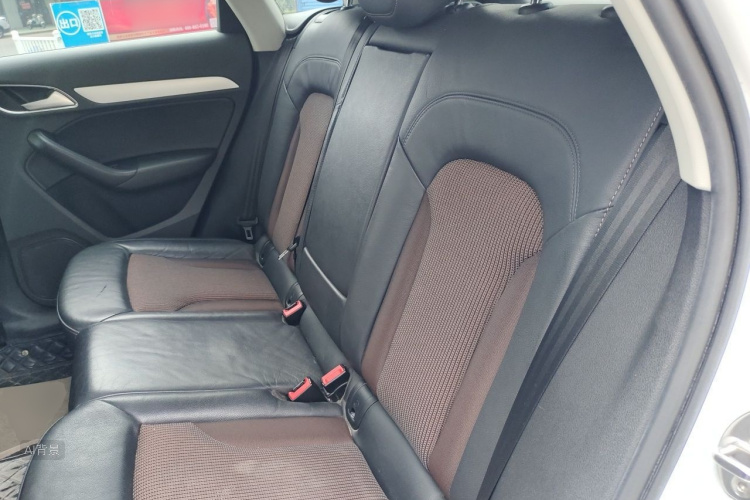 Audi Q3 2019 car image #19