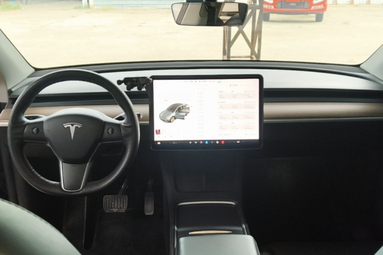 Tesla Model Y 2021 car image #11