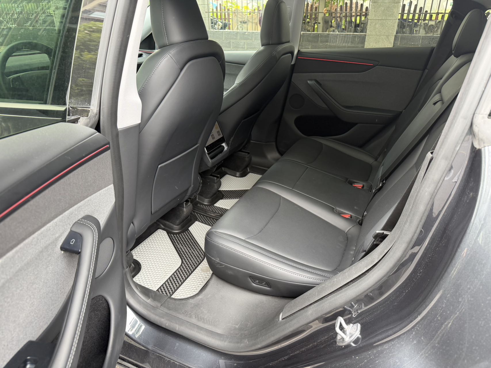Tesla Model Y 2025 #6 Tesla Model Y 2025 car image #6