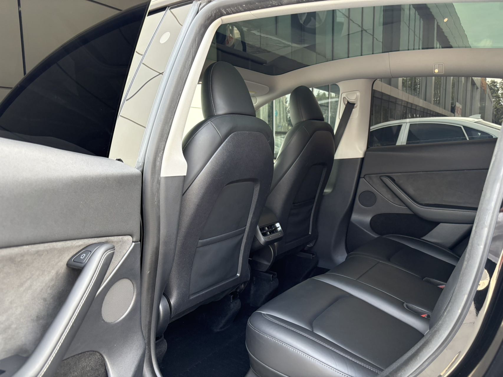 Tesla Model Y 2023 car image #5