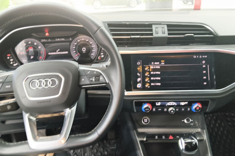 Audi Q3 2023 immagine di auto #10