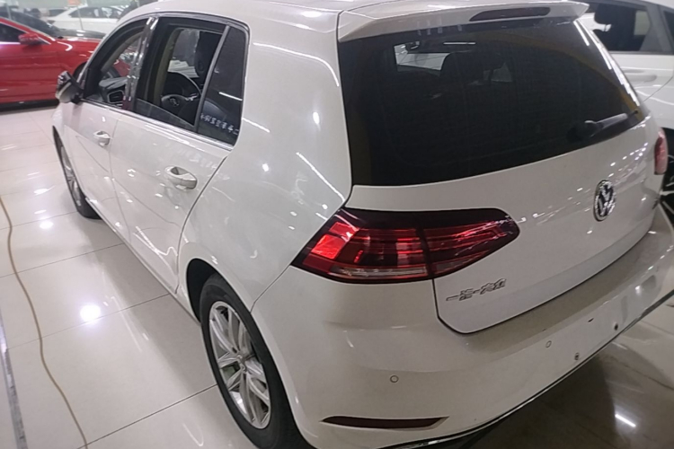 Volkswagen Golf 2018 car image #5