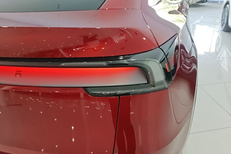 Tesla Model Y 2025 #8 Tesla Model Y 2025 car image #8
