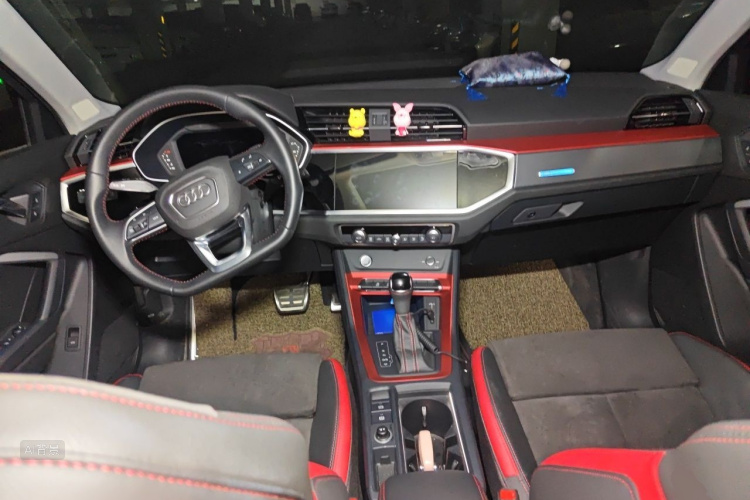 Audi Q3 2020 car image #11