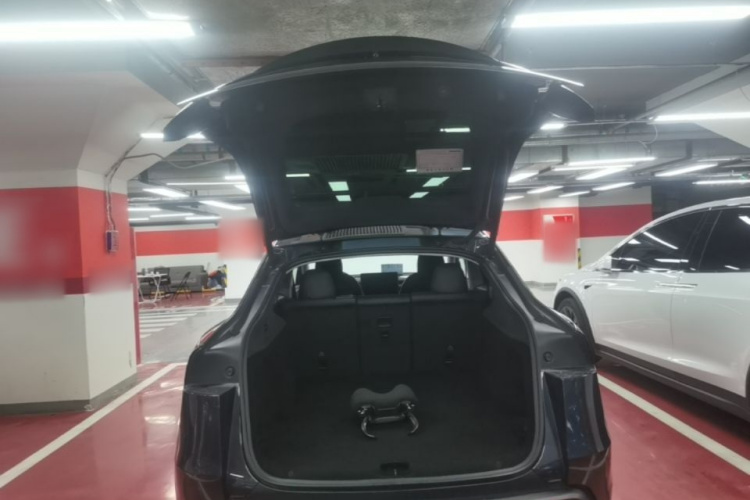 Tesla Model Y 2025 #19 Tesla Model Y 2025 car image #19