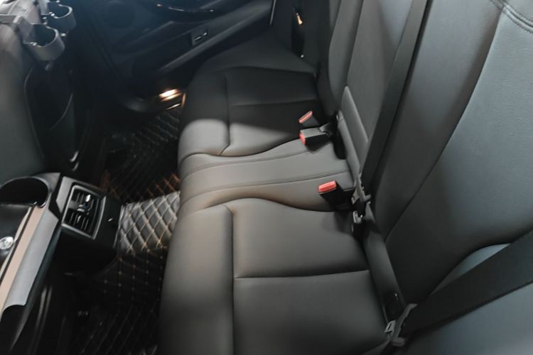 BMW 3 Series 2019 car image #17