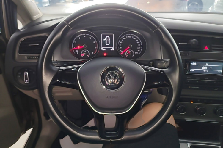 Volkswagen Golf 2015 car image #11