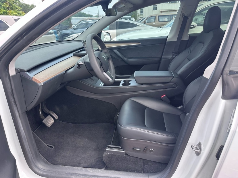 Tesla Model Y 2022 car image #3
