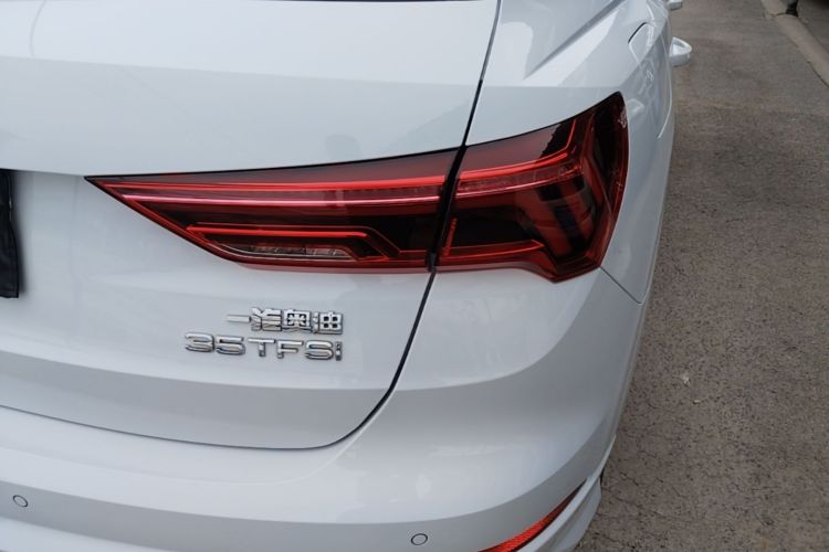 Audi Q3 2020 car image #8