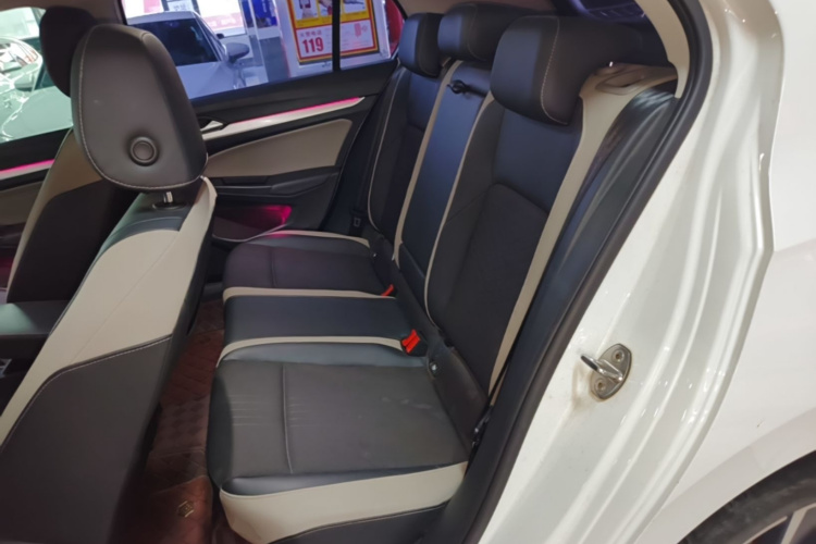 Volkswagen Golf 2021 car image #17