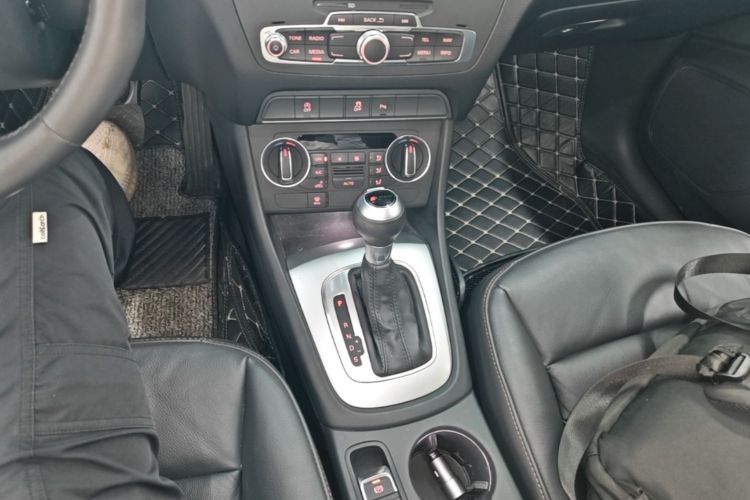 Audi Q3 2018 car image #14