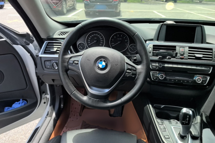 BMW 3 Series GT 2018 car image #11