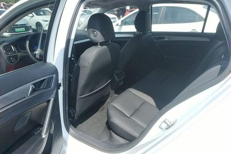 Volkswagen Golf 2020 car image #17